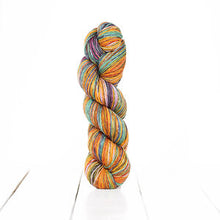 Load image into Gallery viewer, Anica Shawl Kit (Urth Yarns)